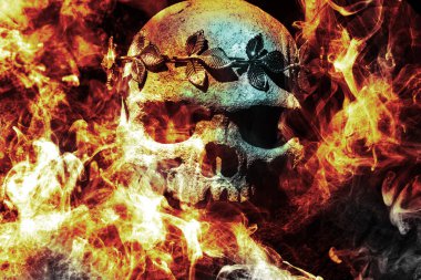 Korkunç iblis Cadılar Bayramı İskelet kafatası ateşte yanıyor