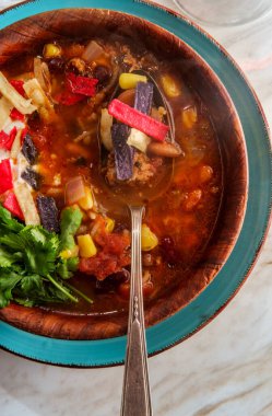 Meksika sucuklu sosisli taco çorbası. Pinto siyah fasulyesi ve bir bardak kırmızı şarapla servis edilen fasulye.