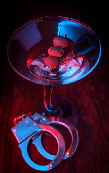 Martini Gin Con Manette Chiavi Che Simboleggiano Arresto Guida Stato — Foto Stock