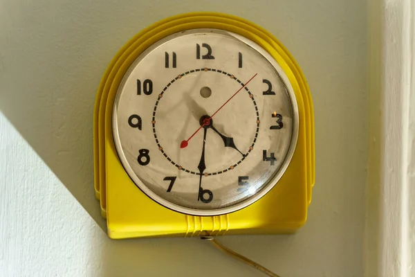 Stary Brudny Antyczny Żółty Zegar Elektryczny Wiszący Ścianie — Zdjęcie stockowe