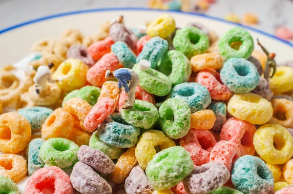 Tiny Painting Crew Paints Oat Loop Cereal Rainbow Colors — Stock Photo, Image