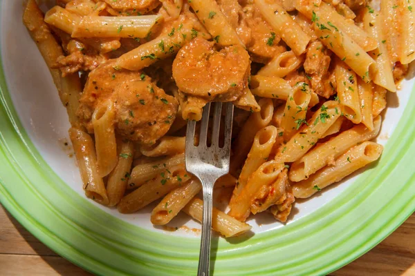 Penne Italiano Alla Vodka Molho Creme Rosa Com Salsicha Picante — Fotografia de Stock