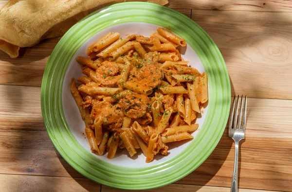 Penne Italiano Alla Vodka Molho Creme Rosa Com Salsicha Picante — Fotografia de Stock