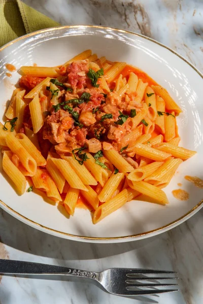 Salmão Defumado Penne Alla Vodka Molho Mesa Cozinha Mármore — Fotografia de Stock