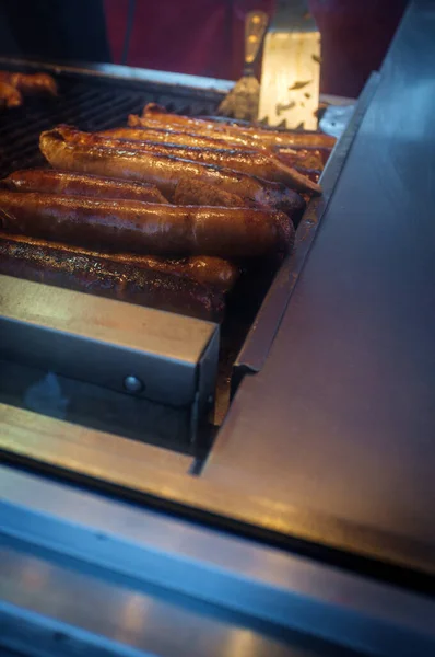 Гриль Большой Сочной Колбасы Американского Летнего Барбекю — стоковое фото