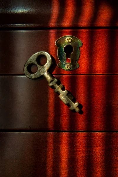 Старинный Ключ Скелета Деревянном Фоне — стоковое фото