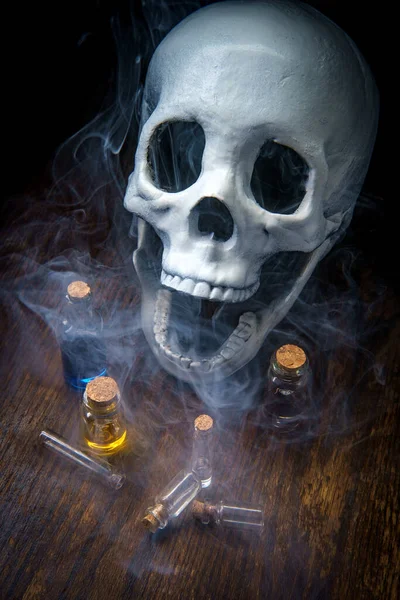 Streghe Pozione Magica Bottiglie Veleno Con Vapori Cranio Umano — Foto Stock