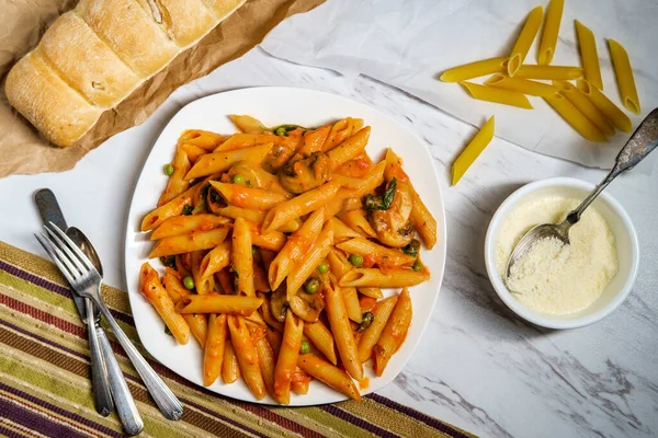 Penne Salsa Pomodoro Vodka Cremosa Con Funghi Piselli Spinaci — Foto Stock