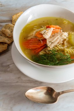 Kış soğuğu erişteli tavuk çorbası ve altıgen kraker.