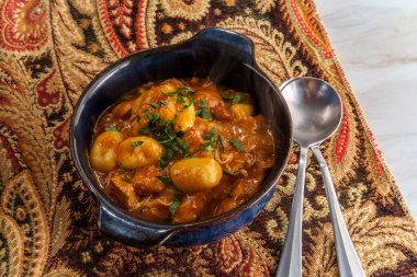 Macar tavuğu, gnocchi, patates köftesi ve maydanozlu garnitür.