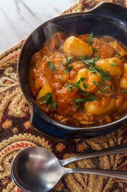 Macar tavuğu, gnocchi, patates köftesi ve maydanozlu garnitür.