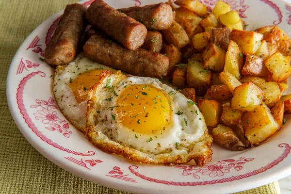 Fried Lado Soleado Hasta Desayuno Huevo Americano Con Salchichas Papas — Foto de Stock