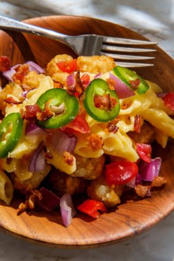 Pastırmalı kırmızı soğan domatesli peynirli makarna ve jalapeno dilimlenmiş domuz pastırması.