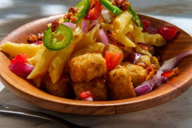Pastırmalı kırmızı soğan domatesli peynirli makarna ve jalapeno dilimlenmiş domuz pastırması.