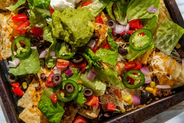 Loaded Toppings Beef Nachos Guacamole Sour Cream Tomato Salsa — Stock Photo, Image