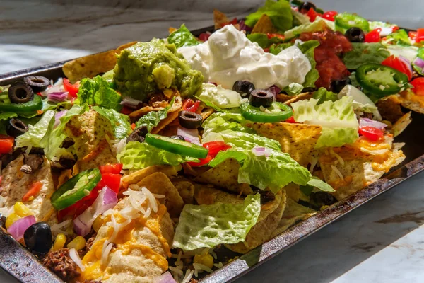 Beladene Toppings Rindfleisch Nachos Mit Guacamole Sauerrahm Und Tomaten Salsa — Stockfoto