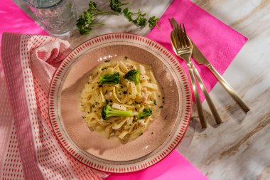 Izgara tavuk ve brokolili İtalyan fettuccine alfredo.