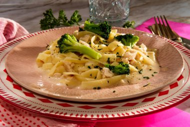 Izgara tavuk ve brokolili İtalyan fettuccine alfredo.