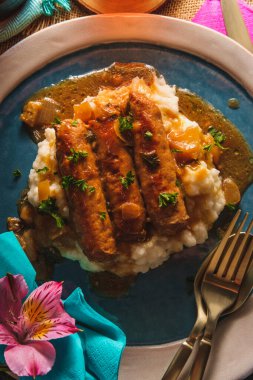 İngiliz sosisi, püre sosis ve soğan soslu patates püresi.