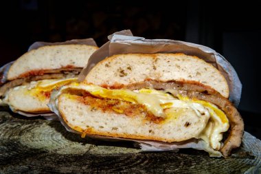 New Jersey sosisli yumurta ve peynirli kahvaltı sandviçi ve ciabatta ekmeğinde tuzlu ketçap.