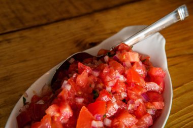 İtalyan domates bruschetta oval porselen lazanya sunucusunda servis edilir.