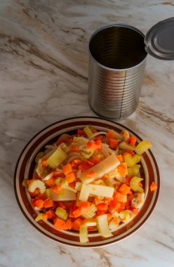 Konserve Çin yemeği, pirzola suey mermer mutfak masasında.