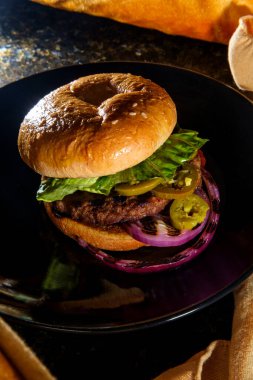 Amerikan yemeği çizburgeri, biberli turşu, marul ve ızgara kırmızı soğanlı.