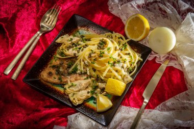İtalyan tavuk piccata linguine enginar kalbi ve kapari ile