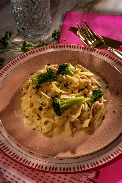 Italiaanse Fettuccine Alfredo Met Gegrilde Kip Broccoli — Stockfoto