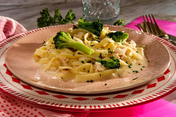 Italiaanse Fettuccine Alfredo Met Gegrilde Kip Broccoli — Stockfoto