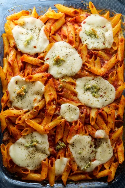 Baked Ziti Penne Macarrão Caçarola Jantar Coberto Com Mussarela Fresca — Fotografia de Stock