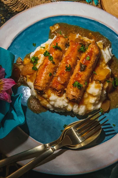 Bolsos Británicos Salchichas Puré Puré Papas Con Salsa Cebolla —  Fotos de Stock