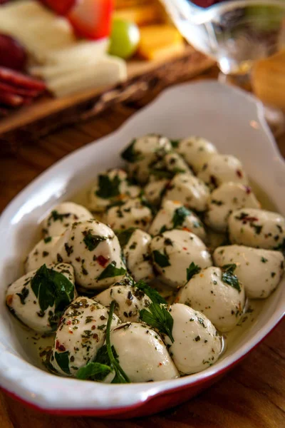 Μαριναρισμένη Bocconcini Baby Mozzarella Σαλάτα Βασιλικό Σερβίρεται Οβάλ Λαζάνια Πορσελάνης — Φωτογραφία Αρχείου