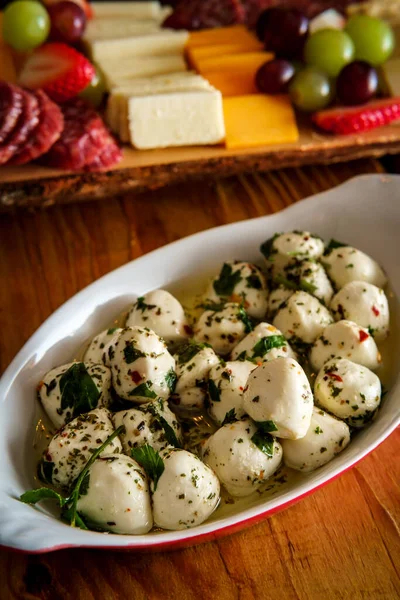 Μαριναρισμένη Bocconcini Baby Mozzarella Σαλάτα Βασιλικό Σερβίρεται Οβάλ Λαζάνια Πορσελάνης — Φωτογραφία Αρχείου