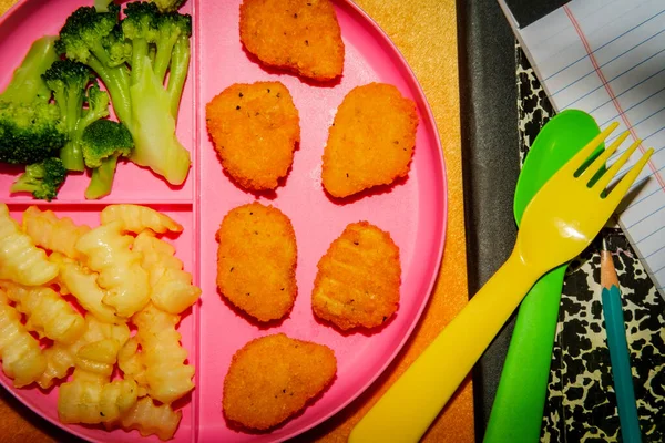 Hause Schulspeisung Chicken Nugget Mittagessen Auf Tablett Mit Pommes Und — Stockfoto