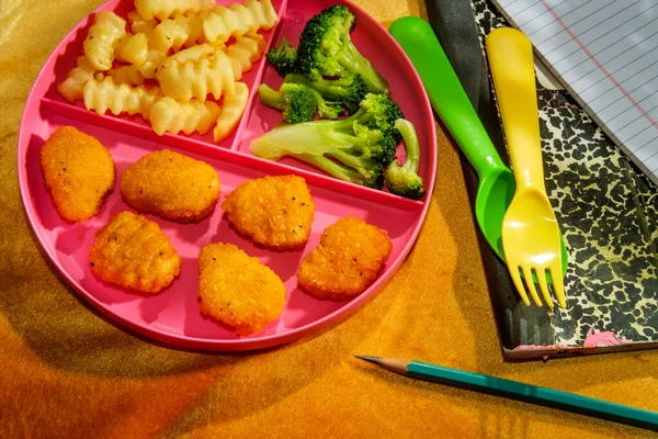 Hause Schulspeisung Chicken Nugget Mittagessen Auf Tablett Mit Pommes Und — Stockfoto