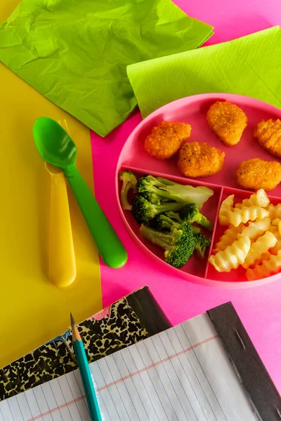 Hause Schulspeisung Chicken Nugget Mittagessen Auf Tablett Mit Pommes Und — Stockfoto