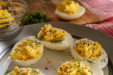 Baharatlı simit ile doldurulmuş Rus yumurtaları.