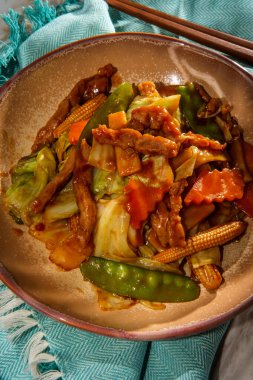 Güneşli bir günde açık havada yemek Çin mutfağı çift pişmiş lahana ve domuz eti.