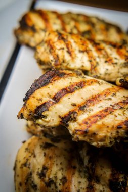 Mangalda ızgara işaretli ızgara tavuk.