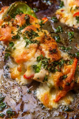 Baharatlı biberli ve peynirli tavuklu kajun dolması.