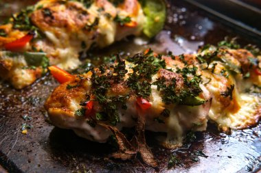 Baharatlı biberli ve peynirli tavuklu kajun dolması.