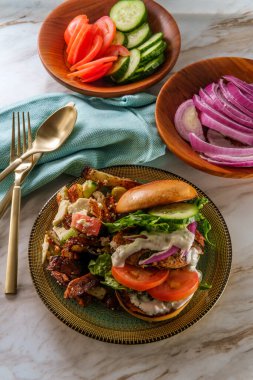 Yunan hindi burgeri, salatalık dilimleri ve tzatziki yoğurt sosuyla kaplı. Akdeniz sokak arabasıyla servis edilen kızarmış patates, peynir, zeytin ve baharat.