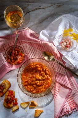Geleneksel İtalyan köylü fasulye çorbası makarna ve makarna ile domatesli bruschetta crostini.
