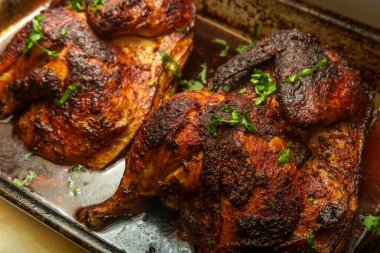 Pişirme tavası Peru rostosu yarım tavuk pollo a la brasa