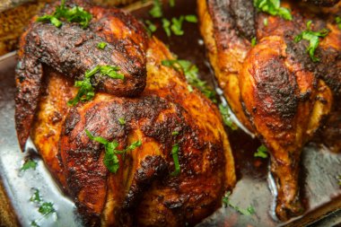 Pişirme tavası Peru rostosu yarım tavuk pollo a la brasa