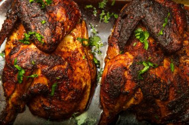 Pişirme tavası Peru rostosu yarım tavuk pollo a la brasa