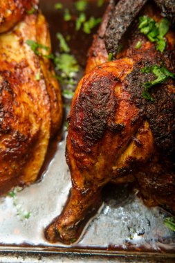 Pişirme tavası Peru rostosu yarım tavuk pollo a la brasa