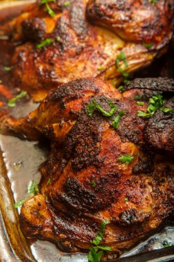 Pişirme tavası Peru rostosu yarım tavuk pollo a la brasa