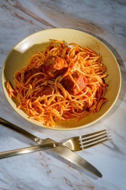 İtalyan spagettisi ve kırmızı domates soslu köfte.